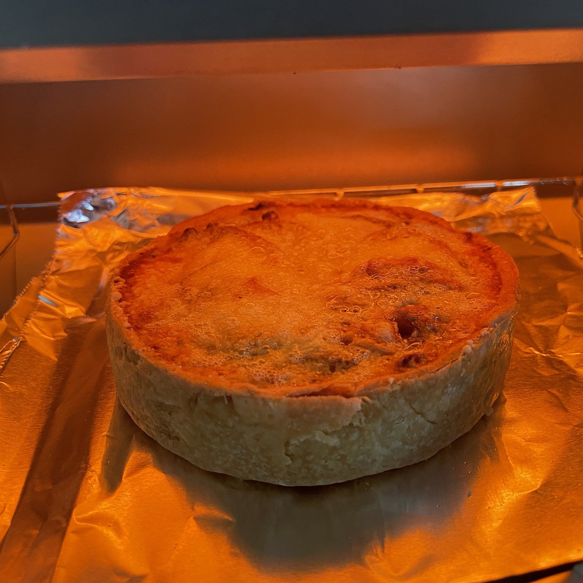 キッシュを楽しむ食卓